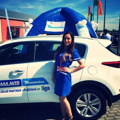 Hostesky na autosalonu v Praze