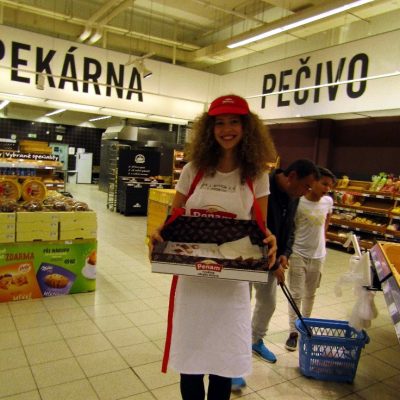 Promotérky na ochutnávku pečiva Penam Decin