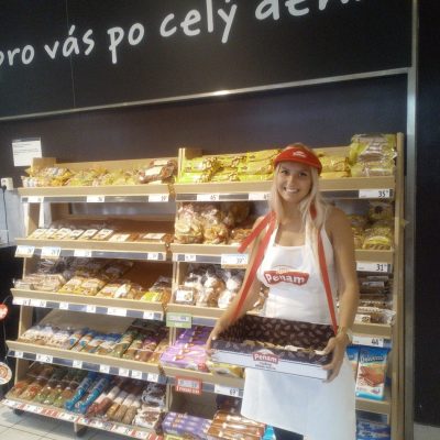 Promotérky na ochutnávku pečiva Penam Teplice