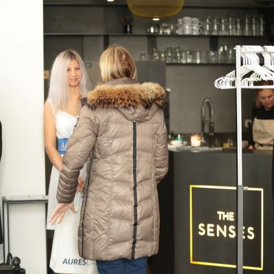 Hosteska na tiskovou konferenci AAA AUTO The Senses Praha