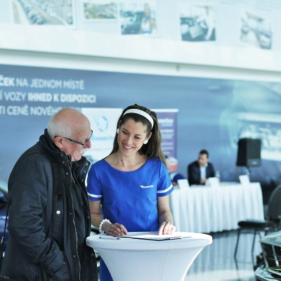 Hostessa na konferencji prasowej dla Mototechna