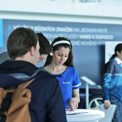 Hosteska na tiskovou konferenci pto Mototechnu