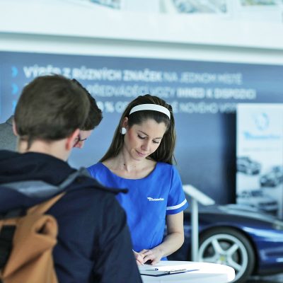 Hosteska na tiskovou konferenci pto Mototechnu