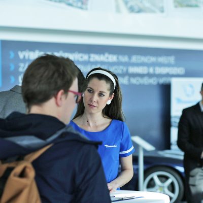 Hosteska na tiskovou konferenci pto Mototechnu