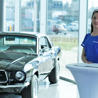 Hosteska na tiskovou konferenci pto Mototechnu