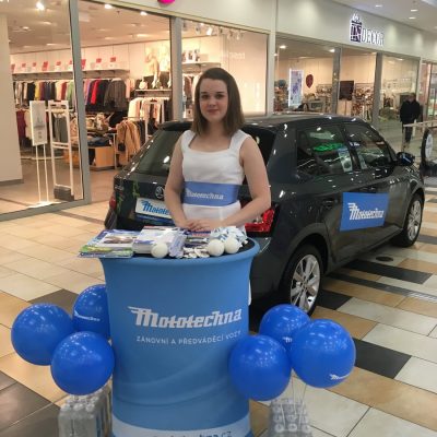 Hosteska na promo akci pro AAA AUTO v OC Futurum Kolin