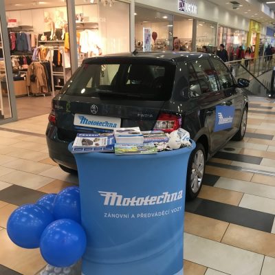 Hosteska na promo akci pro AAA AUTO v OC Futurum Kolin